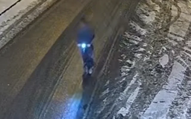 Bizarní video opilého koloběžkáře na ledě. Pád, močení na zeď i jízda v protisměru
