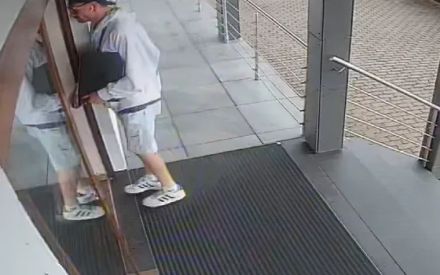 Vykradl byt a platil kradenou kartou. Policie pátrá po muži ze záběru kamer