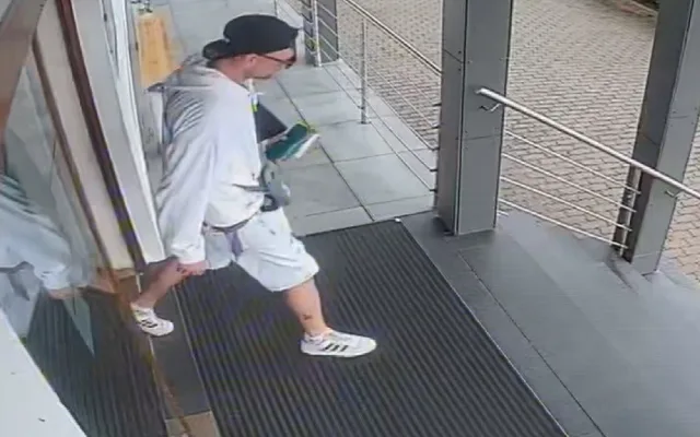 Vykradl byt a platil kradenou kartou. Policie pátrá po muži ze záběru kamer