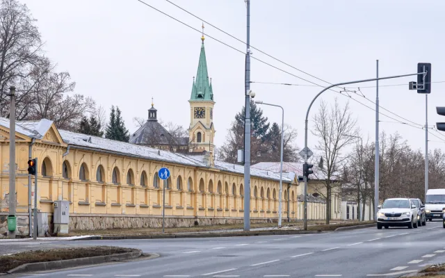 Historické arkády se staletými hroby významných rodin projdou potřebnou opravou