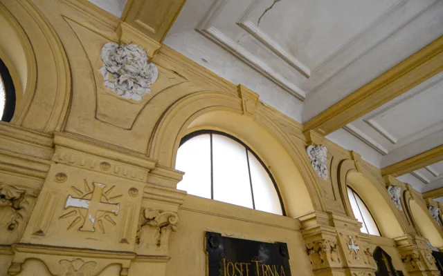 Historické arkády se staletými hroby významných rodin projdou potřebnou opravou