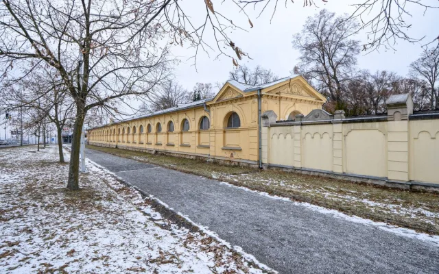 Historické arkády se staletými hroby významných rodin projdou potřebnou opravou