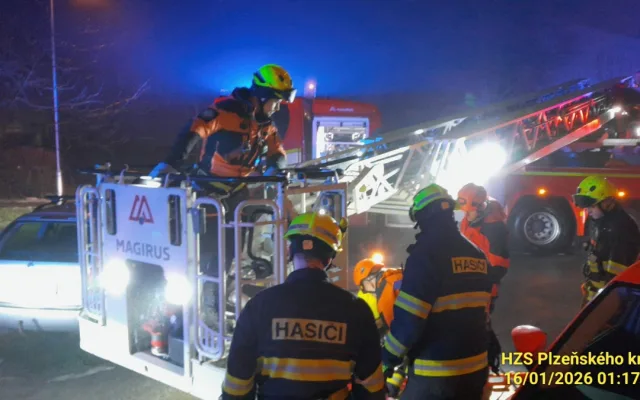Žena se zřítila z domu na střechu kotelny. Těžce zraněnou snesli hasiči pomocí výškové techniky