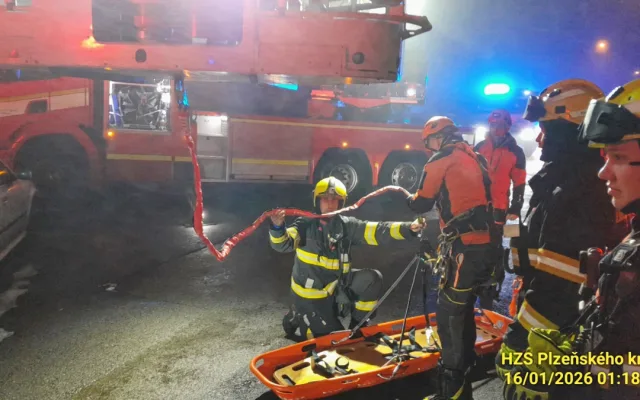 Žena se zřítila z domu na střechu kotelny. Těžce zraněnou snesli hasiči pomocí výškové techniky