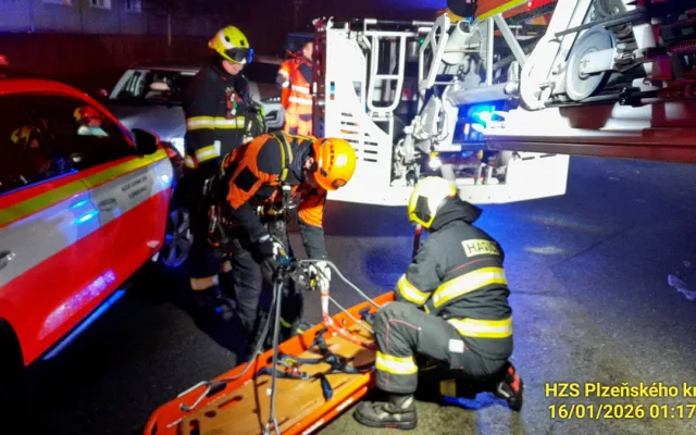 Žena se zřítila z domu na střechu kotelny. Těžce zraněnou snesli hasiči pomocí výškové techniky