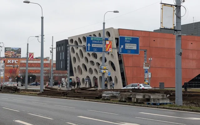 Rekonstrukce tramvajové trati ve Skvrňanské ulici pokračuje. Přinese omezení dopravy