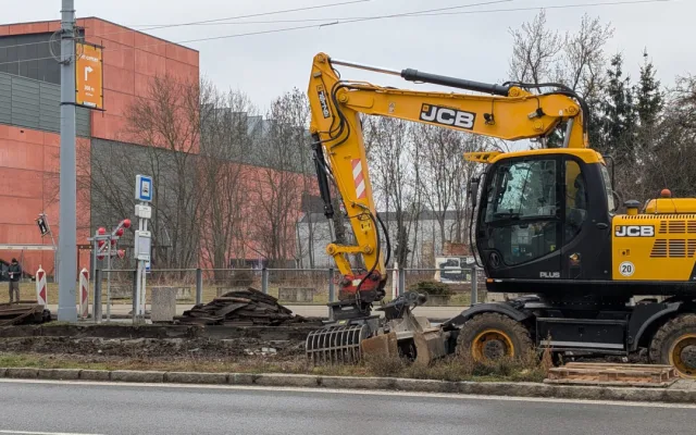 Rekonstrukce tramvajové trati ve Skvrňanské ulici pokračuje. Přinese omezení dopravy