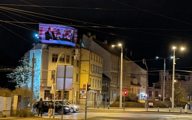 LED obrazovky u synagogy jen tak nezmizí, majitelé stihli pořádat o prodloužení povolení
