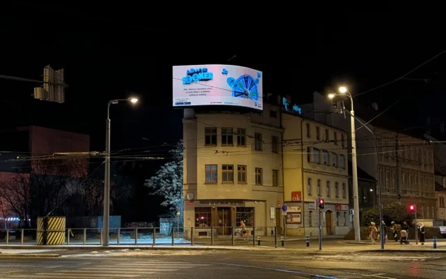 LED obrazovky u synagogy jen tak nezmizí, majitelé stihli pořádat o prodloužení povolení
