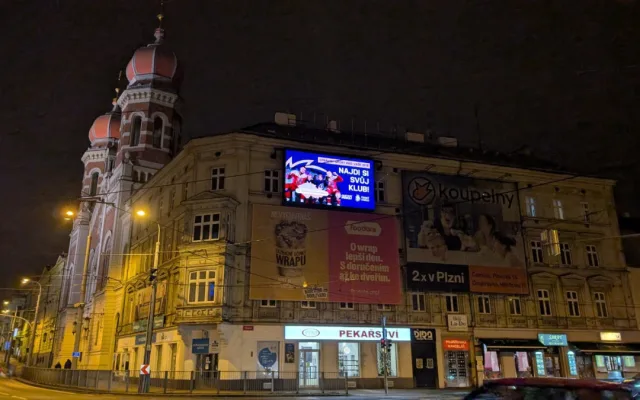 LED obrazovky u synagogy jen tak nezmizí, majitelé stihli pořádat o prodloužení povolení