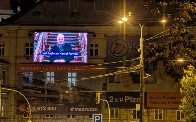 LED obrazovky u synagogy jen tak nezmizí, majitelé stihli pořádat o prodloužení povolení