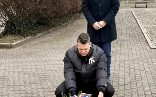 U pamětní desky na místě události uctili v úterý 20. ledna 2026 památku Josefa Hlavatého položením květiny starosta městského obvodu Plzeň 3 David Procházka (ANO) a místostarosta Ladislav Nový (STAN).