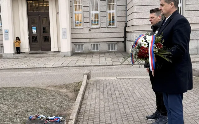 U pamětní desky na místě události uctili v úterý 20. ledna 2026 památku Josefa Hlavatého položením květiny starosta městského obvodu Plzeň 3 David Procházka (ANO) a místostarosta Ladislav Nový (STAN).