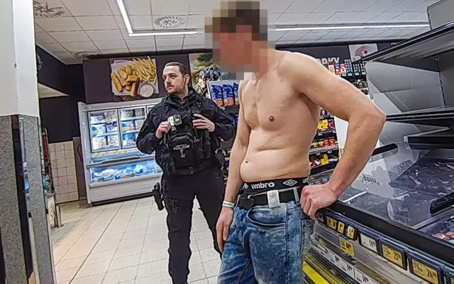 Do půl těla svlečený muž demoloval zařízení supermarketu jako smyslů zbavený