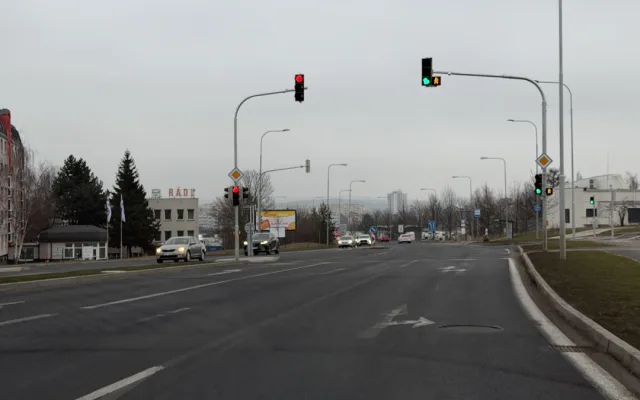 Další kritika nového obřího kruháče. Nastříkané šipky z vozovky mizí, řidiči tápou