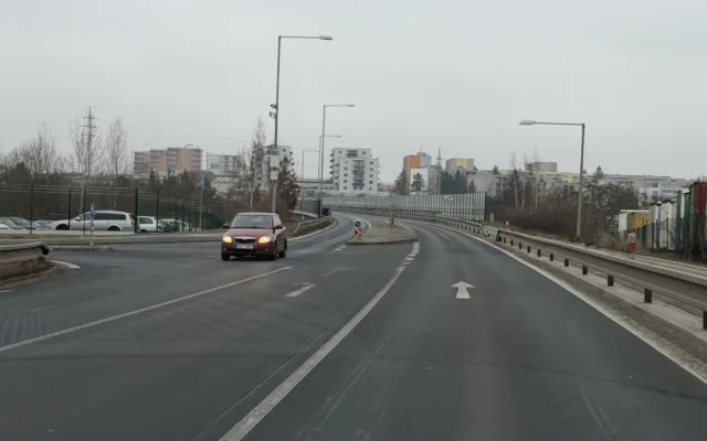 Další kritika nového obřího kruháče. Nastříkané šipky z vozovky mizí, řidiči tápou