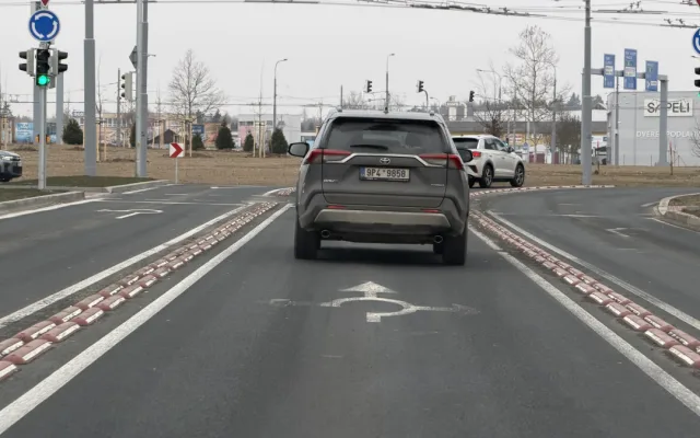 Další kritika nového obřího kruháče. Nastříkané šipky z vozovky mizí, řidiči tápou