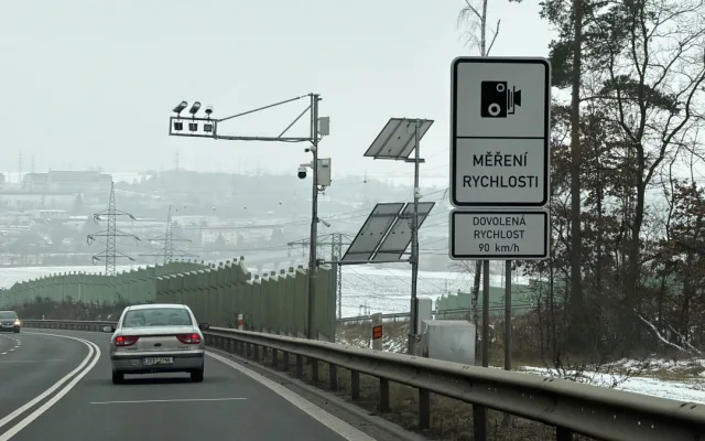 Strach z radarů brzdí provoz na Západním okruhu, přestože je tam povolená devadesátka