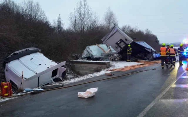 Děsivá nehoda kamionu, utržená kabina s řidičem skončila za mostkem