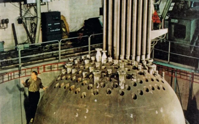 Zkušební ustavení víka reaktoru KS 150 na přírubu modelu reaktoru (JE A1_1966)