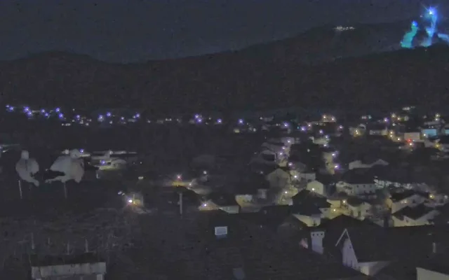 První čápi se vracejí ze zimovišť. Jeden pár má výhled na zasněženou sjezdovku