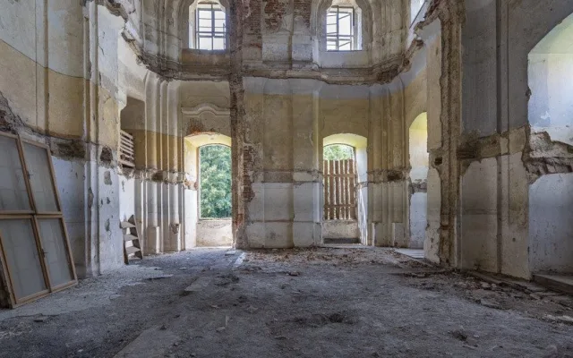 Zdevastovaná barokní kaple ožívá, památkáři tam chtějí spojit historii s modením uměním