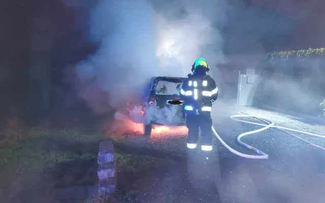 Přesvědčil svého kamaráda, aby podpálil cizí auto. Hořící vůz se rozjel a naboural