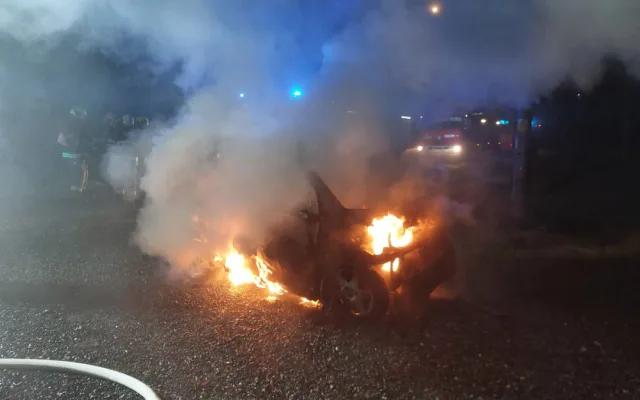 Přesvědčil svého kamaráda, aby podpálil cizí auto. Hořící vůz se rozjel a naboural