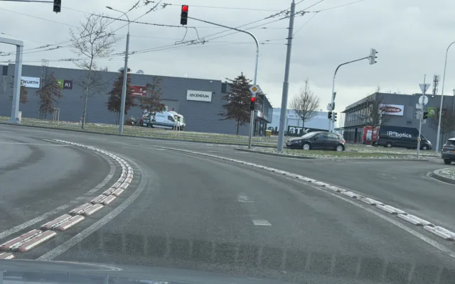 Na obří křižovatce u Makra zatím obnovili jen část zmizelého vodorovného značení