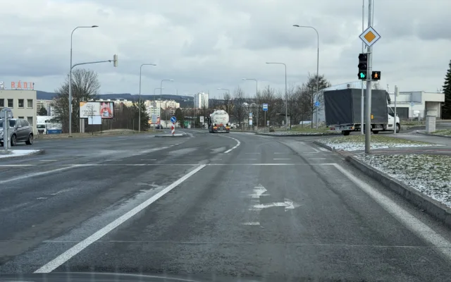 Na obří křižovatce u Makra zatím obnovili jen část zmizelého vodorovného značení