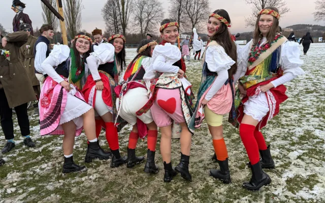 Dívkám v krojích s krátkým rukávem nevadila zima ani sníh. Postřekov zažil slavný masopust