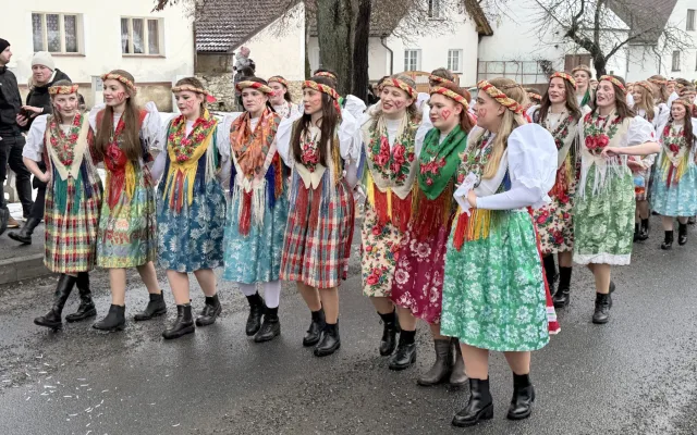 Dívkám v krojích s krátkým rukávem nevadila zima ani sníh. Postřekov zažil slavný masopust