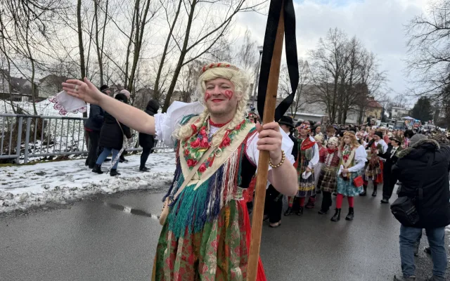 Dívkám v krojích s krátkým rukávem nevadila zima ani sníh. Postřekov zažil slavný masopust