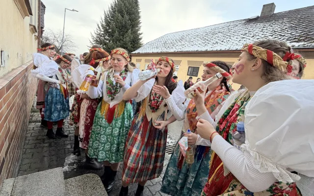 Dívkám v krojích s krátkým rukávem nevadila zima ani sníh. Postřekov zažil slavný masopust