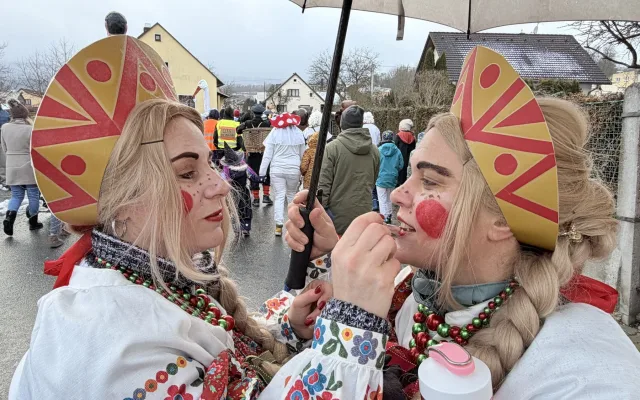 Dívkám v krojích s krátkým rukávem nevadila zima ani sníh. Postřekov zažil slavný masopust