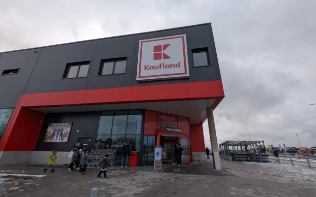 Váhy s umělou inteligencí nebo úklidový robot. Nový Kaufland sází na moderní technologie