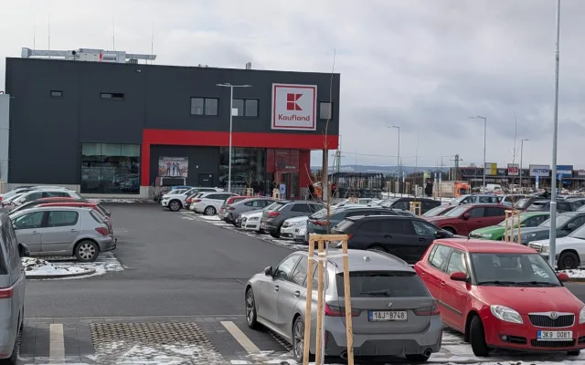 Váhy s umělou inteligencí nebo úklidový robot. Nový Kaufland sází na moderní technologie