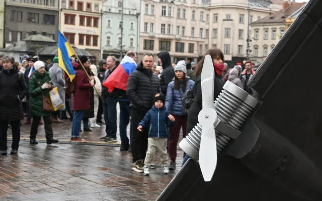 Češi i Ukrajinci vyjádřili na náměstí podporu napadené zemi. Přistál tam i smrtící dron