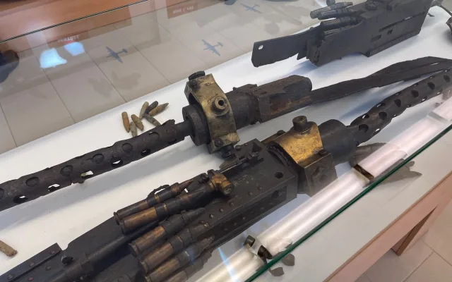 Deset amerických letců zahynulo před 80 lety v sestřeleném bombardéru poblíž Nepomuku. Trosky vystavuje muzeum