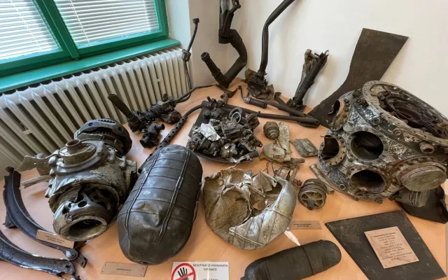 Deset amerických letců zahynulo před 80 lety v sestřeleném bombardéru poblíž Nepomuku. Trosky vystavuje muzeum