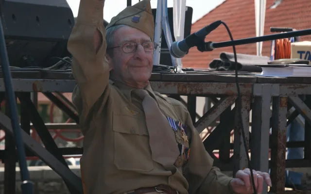 Raymond A. Noury při odhalení pomníku v Dubči v roce 2009