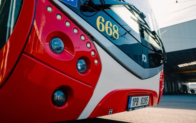 Do ulic vyjely nové kloubové autobusy s kapacitou 141 lidí a ambientním osvětlením