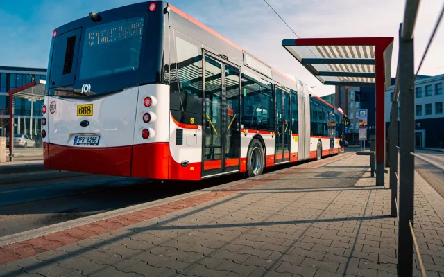 Do ulic vyjely nové kloubové autobusy s kapacitou 141 lidí a ambientním osvětlením