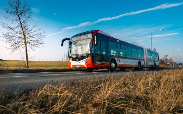 Do ulic vyjely nové kloubové autobusy s kapacitou 141 lidí a ambientním osvětlením
