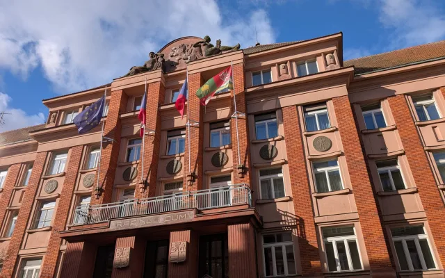 Na budově Krajského úřadu v Plzni byste modro-žlutou vlajku hledali marně.