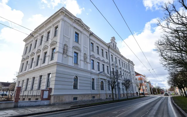 Ze zchátralé bývalé školy je po rekonstrukci sídlo vedení čtvrtého obvodu