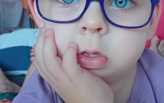 Pětiletý Dominik je unikát. Navzdory 20 diagnózám se učí jazyky i matematiku