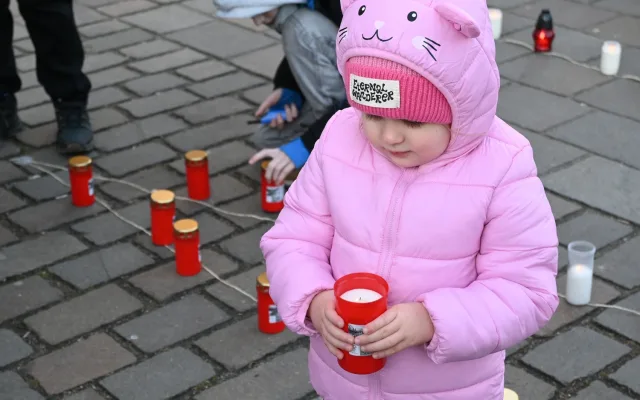 Napadení Ukrajiny si lidé připomněli zapálením svíček i modlitbou v katedrále