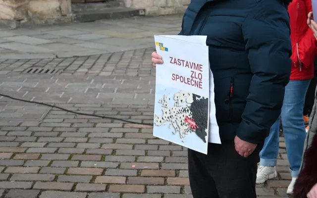 Napadení Ukrajiny si lidé připomněli zapálením svíček i modlitbou v katedrále