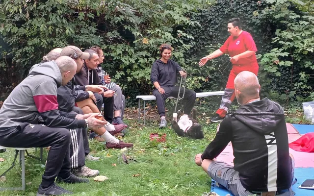 Český projekt kurzů první pomoci pro bezdomovce zaujal v zahraničí